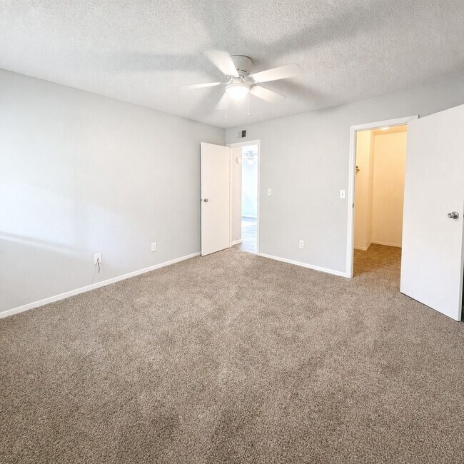 Building Photo - Beautifully Remodeled | 1 Bed · 1 Bath | Pet Friendly