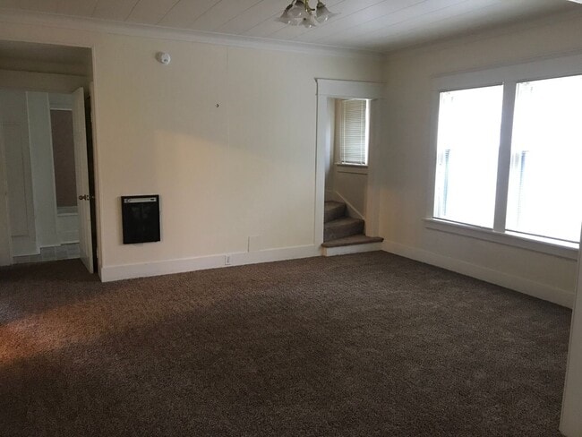 Building Photo - Farmhouse on huge lot