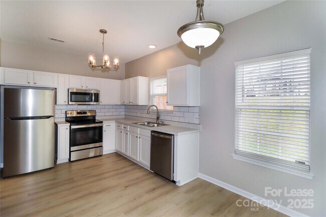 Building Photo - 915 Harbour View Cove NE