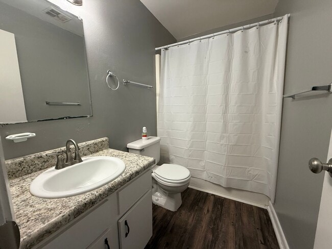 Building Photo - Duplex w/ FENCED YARD off Dellwood!