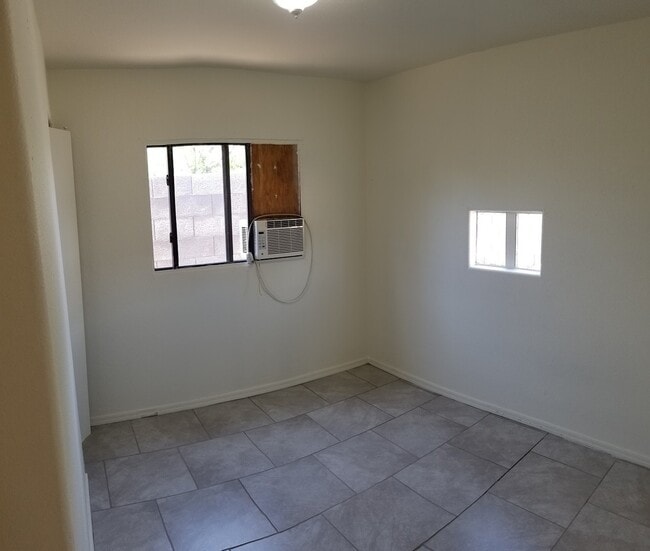 Building Photo - COZY AND AFFORDABLE UNIT ACROSS FROM CELEBRITY THEATER