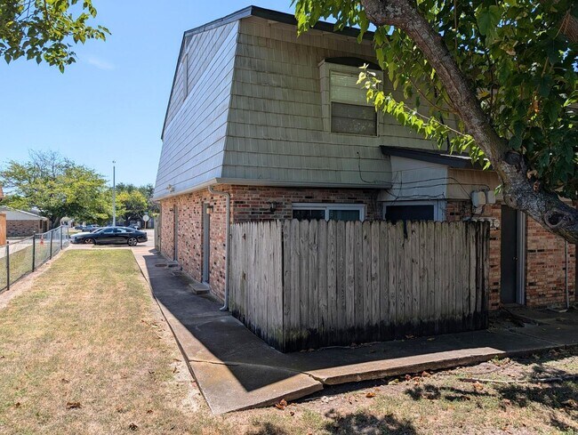 Building Photo - 1303 Wales Dr