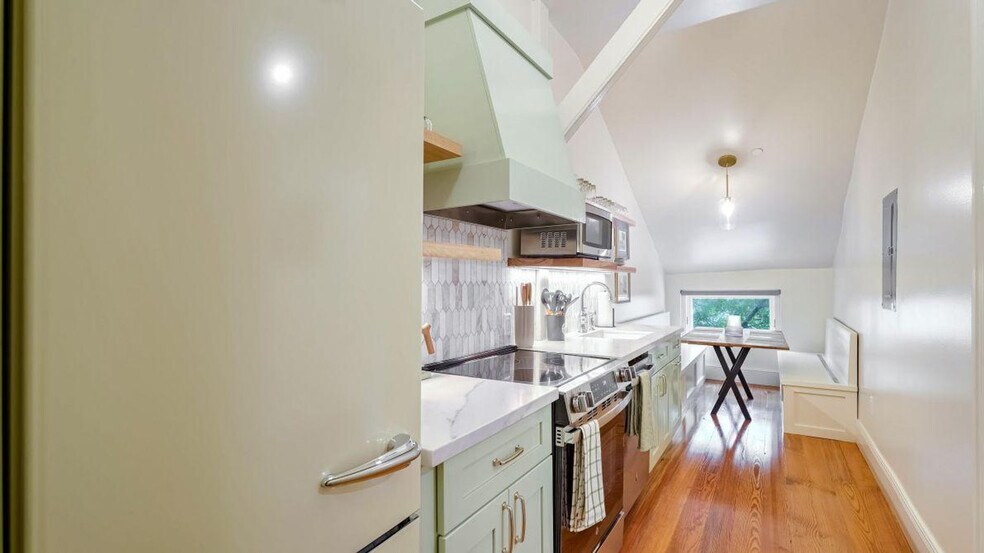 Building Photo - 604 Baronne St