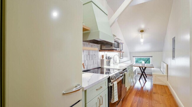 Building Photo - 604 Baronne St