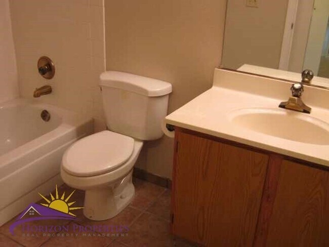 Building Photo - Open 2 Bed 2 Bath Natomas Duplex Unit