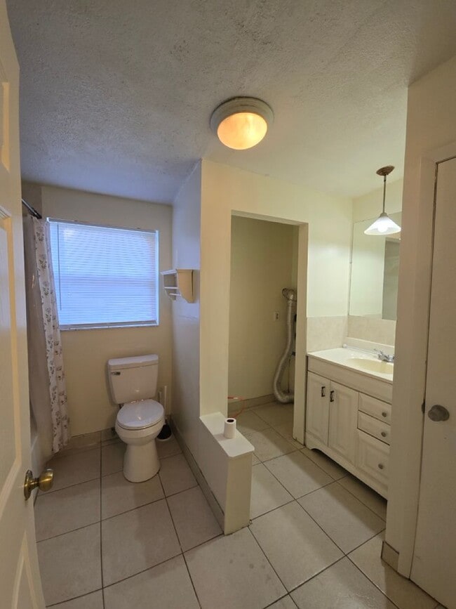 Building Photo - Spacious 3-Bed, 1-Bath Home on Quiet Road ...