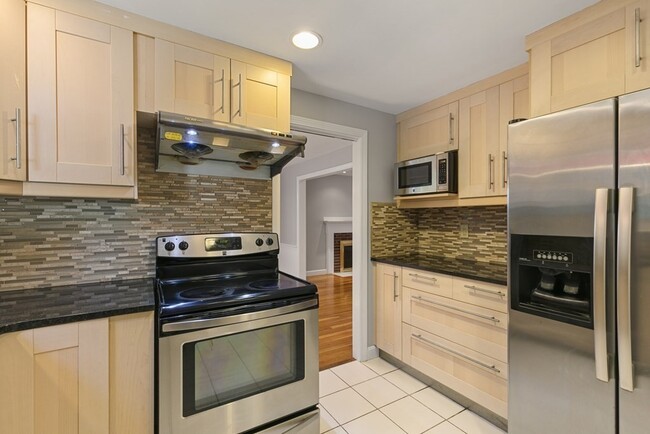 Building Photo - 159 Bedford St