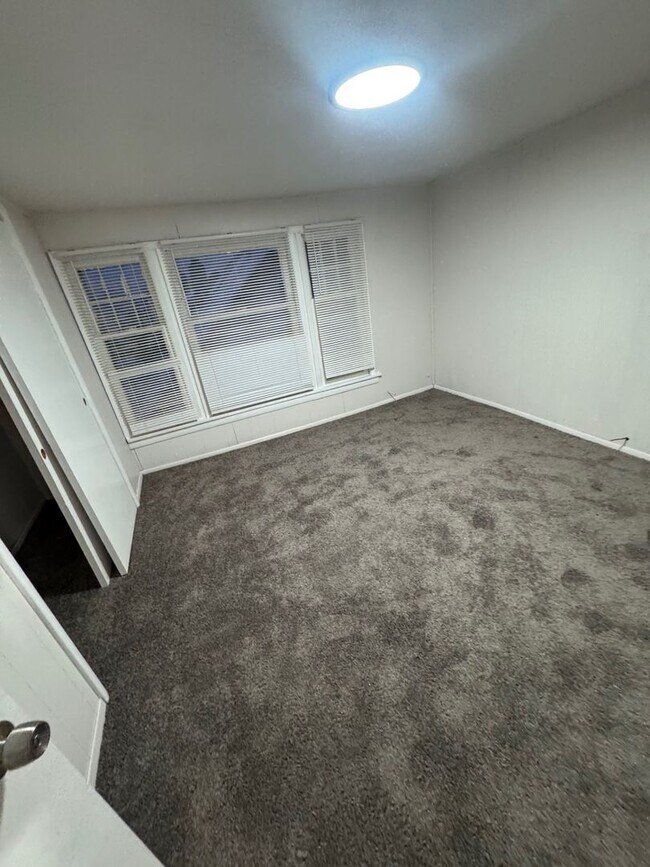 Building Photo - 3526 E 151st St