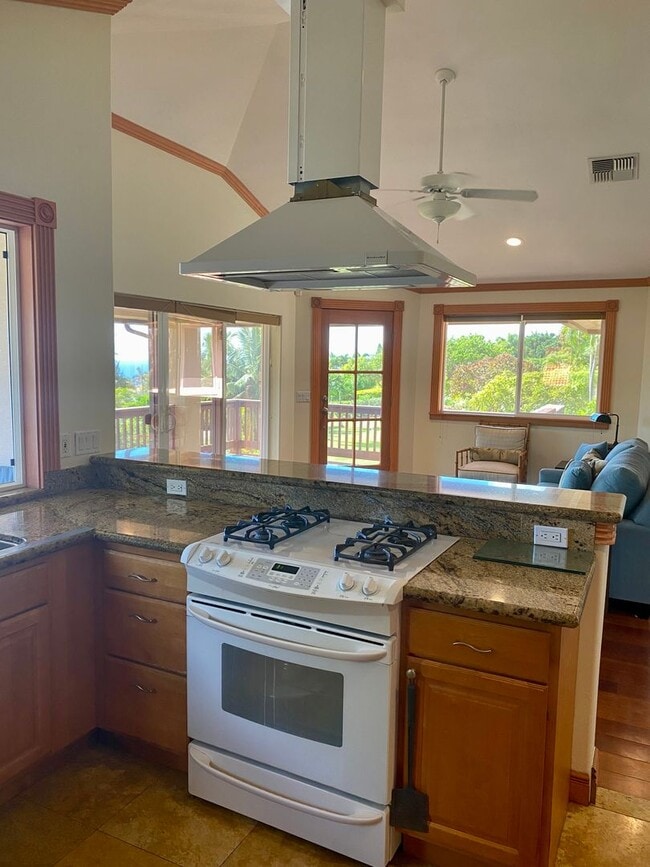 Building Photo - Stunning Launiupoko 2BR Rental – Ocean Vie...