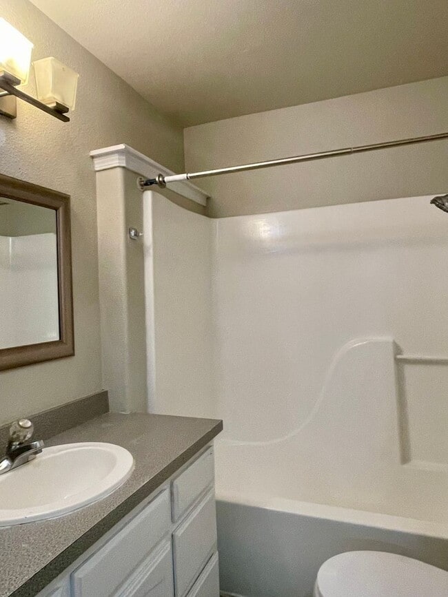 Building Photo - 3 BED 2 BATH HOUSE IN THE ENTERPRISE SCHOOL DISTRICT