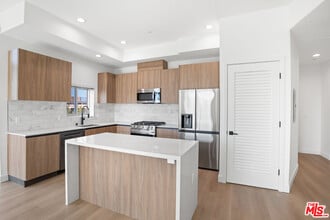 Building Photo - 164 Chestnut St