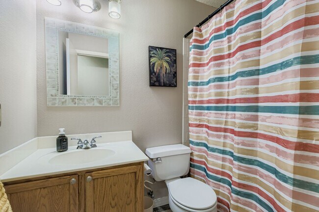 Building Photo - Stunning 3 bedroom home with Easy access t...