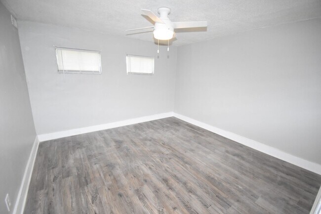 Building Photo - 1621 Golf Club Ln