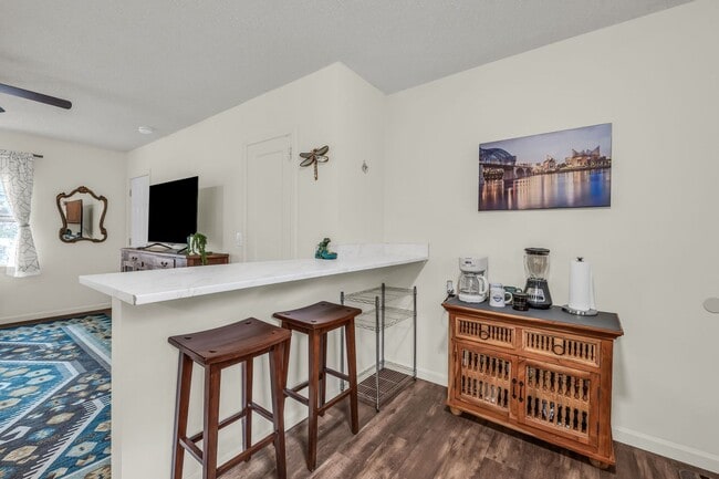 Building Photo - 306-306 Glenwood Cir