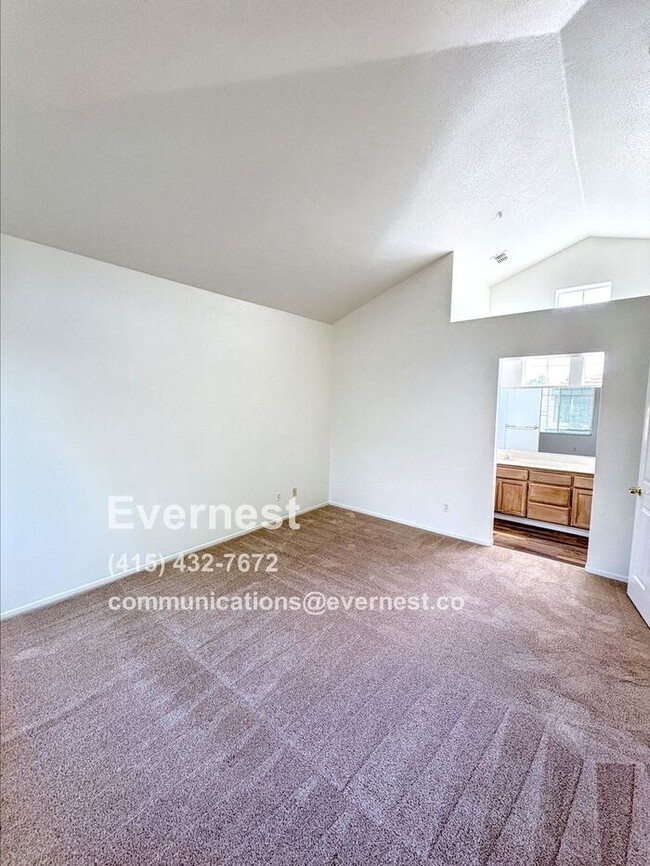 Building Photo - Lovely 2-Bedroom Townhome: Comfort and Con...