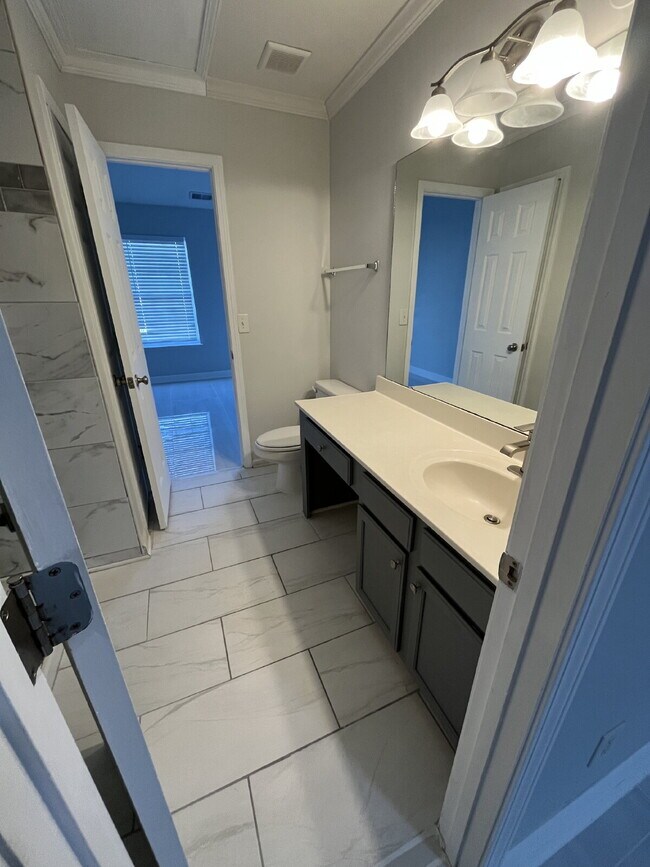 Building Photo - "Chic & Cozy: Modern 2-Bed Townhouse with Marble Accents in Greensboro!"