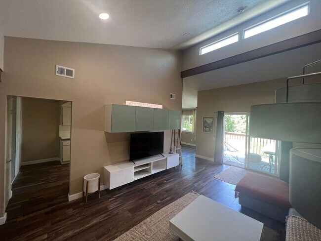 Building Photo - 3 Bed / 2.5 Bath | College Greens Townhome