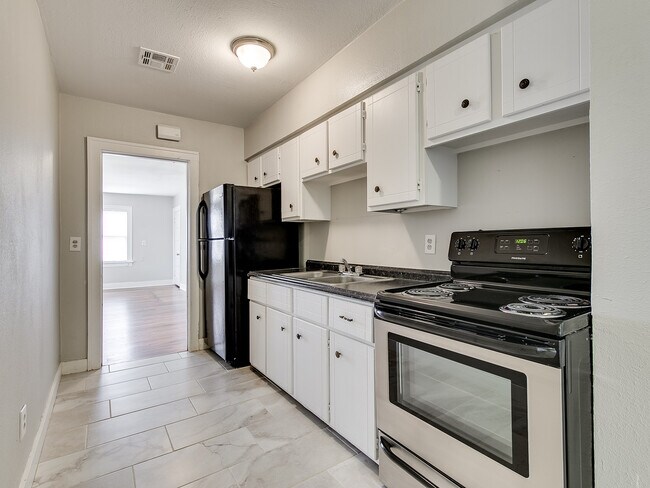 Building Photo - Updated DUPLEX- Minutes away from The Plaz...