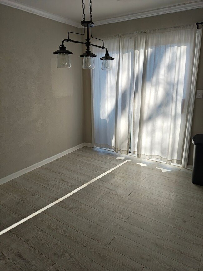 Building Photo - 3 Bed, 1 Bath House in Newport News!