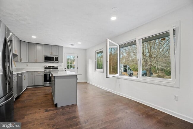 Building Photo - 49415 Holland Manor Dr