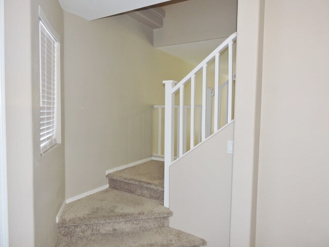 Building Photo - 4 BEDROOM 2 1/2 BATHROOM WITH OFFICE AND LOFT