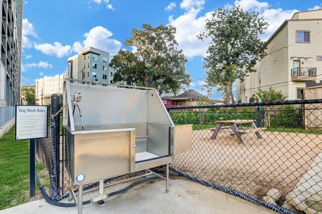 Building Photo - 5925 Almeda Rd