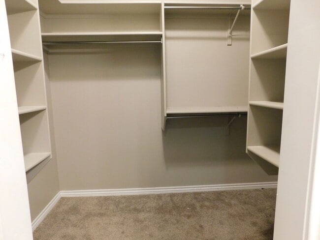 Building Photo - TWO WEEKS FREE RENT IN FOUNTAIN GREENS!
