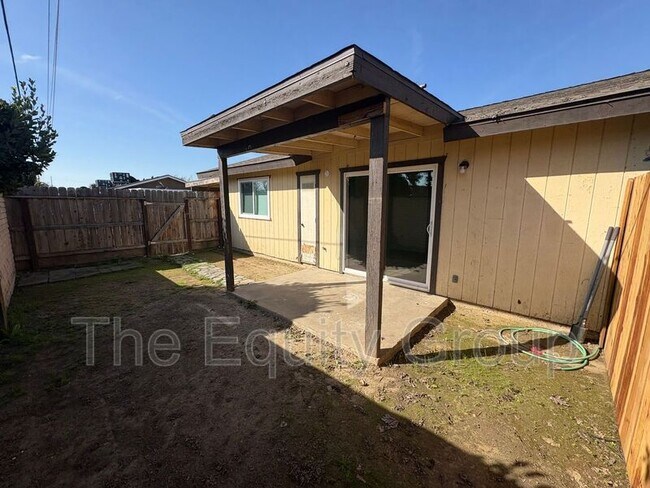 Building Photo - 2500-2504 West Chestnut Ct