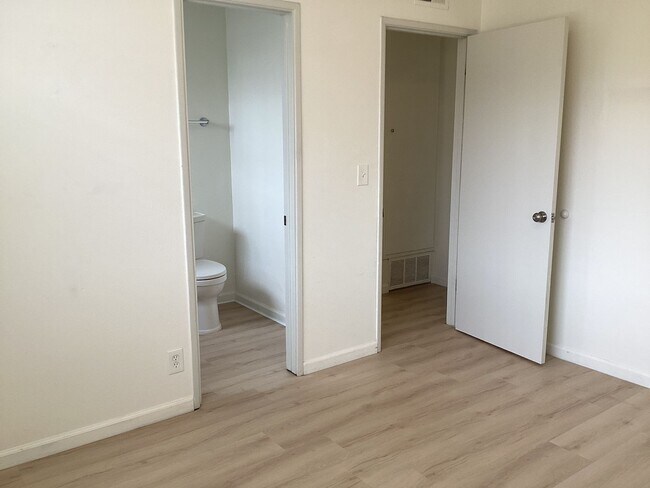 Building Photo - Single Story Updated Pet Friendly Home