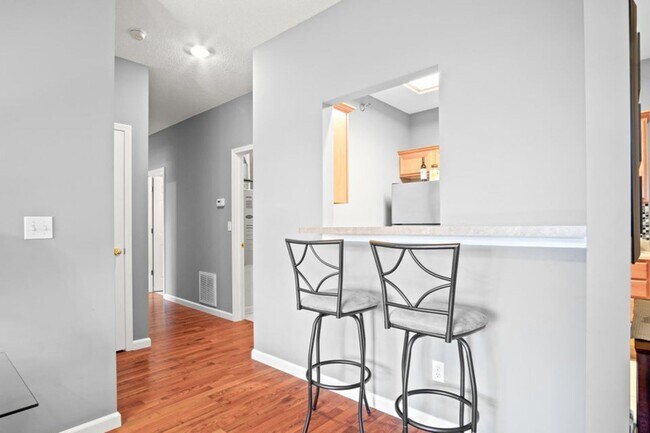 Building Photo - Easy living Condo with 1 car garage!