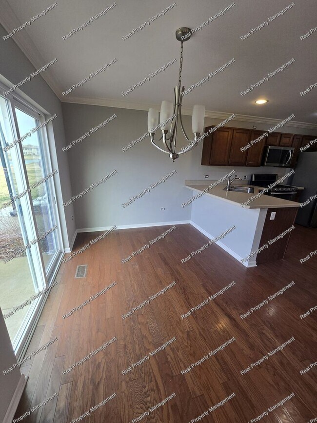 Building Photo - 3 Bedroom Townhome