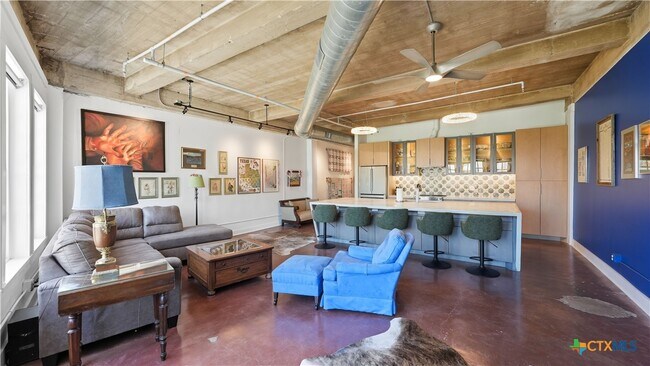 Building Photo - 222 Losoya St