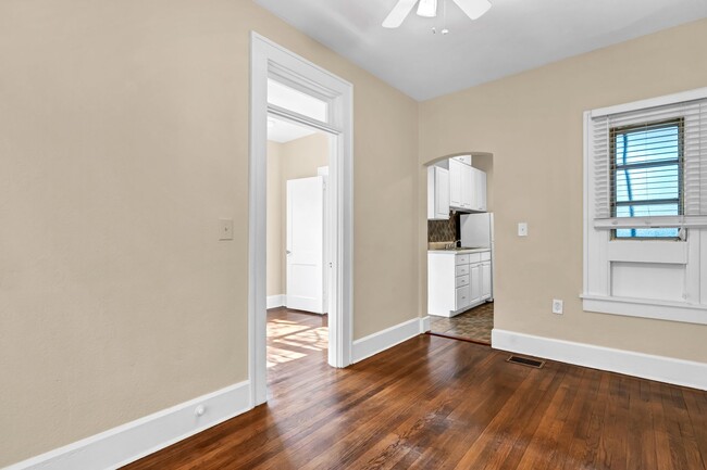 Building Photo - Charming and Spacious 2BR/1BA Unit in Hist...