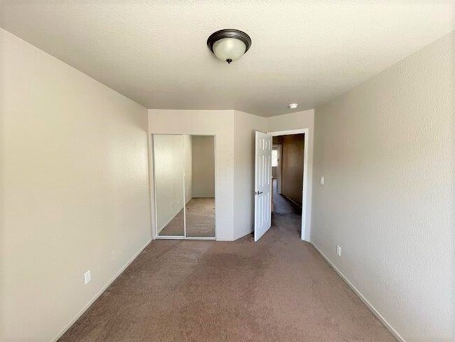 Building Photo - Clayton Beautiful 3 bedroom 2.5 bathroom w...