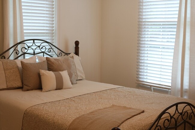 Building Photo - "Charming Furnished 2-Bedroom Home in Colu...