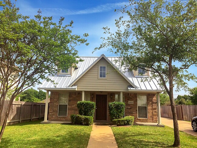 Building Photo - THREE BEDROOMS TWO BATHS, FENCED BACKYARD, ON SHUTTLE ROUTE