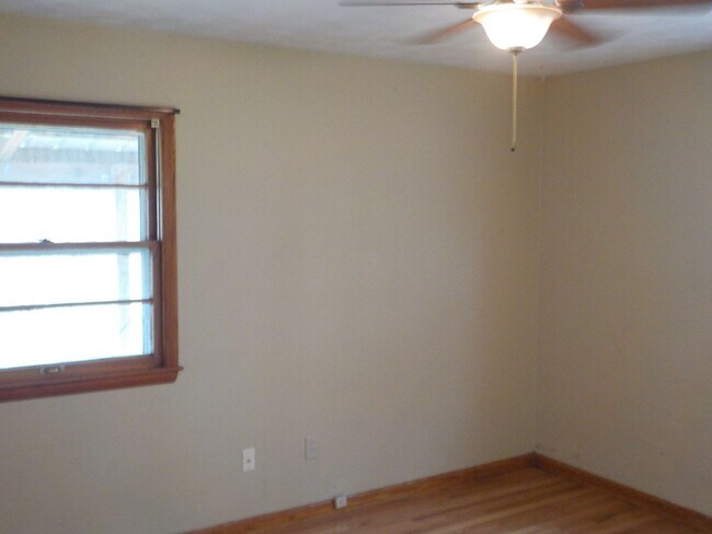 Building Photo - 909 Highland Dr