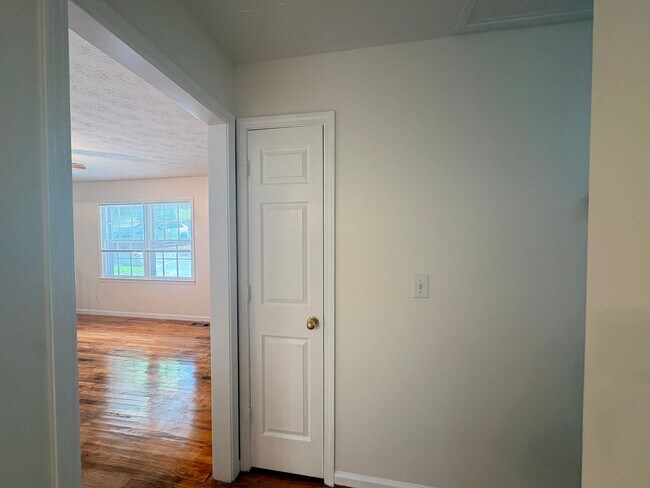 Building Photo - 1112 Ridge Dr