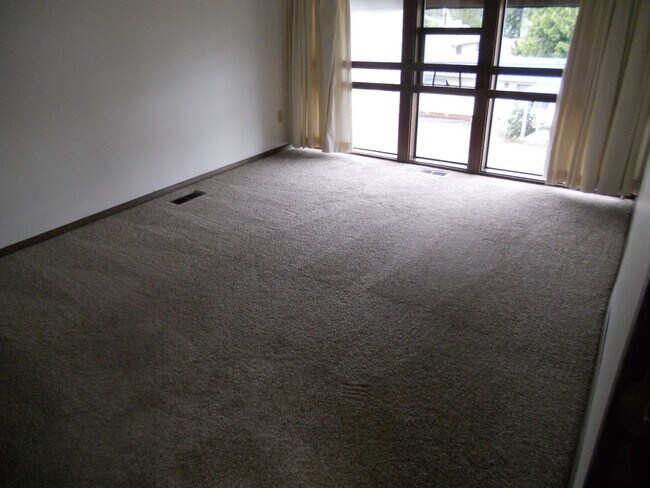 Building Photo - Bright & Stylish 2-Bedroom Townhouse in Well-Maintained 4-Plex Community