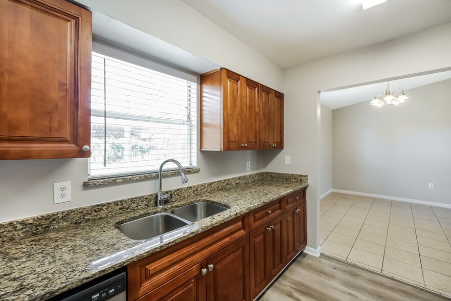 Building Photo - 2122 SE 6th Ln