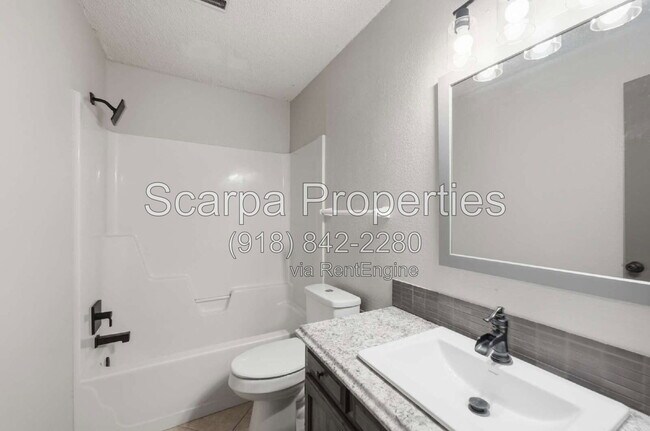 Building Photo - 1105 W Vicksburg Pl