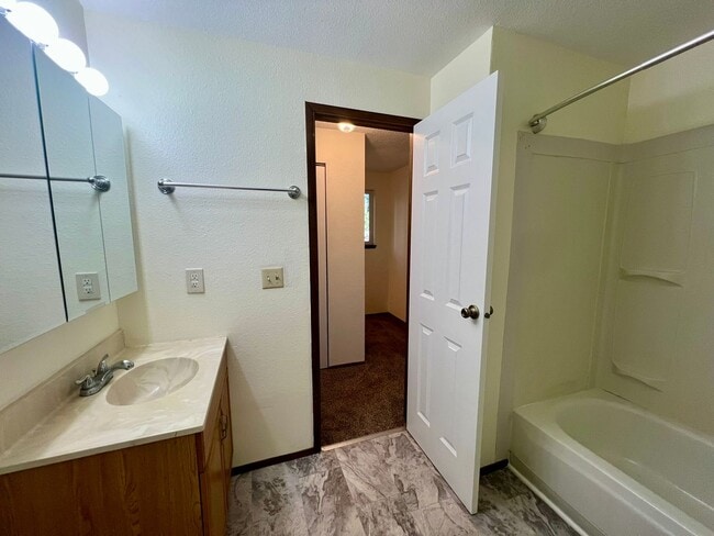 Building Photo - Newly Updated Duplex (Unit A) - Water incl...