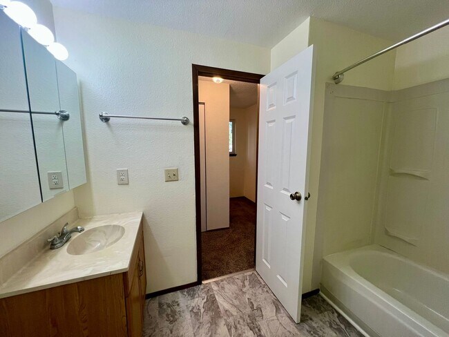 Building Photo - Updated Duplex (Unit A) - Water included!