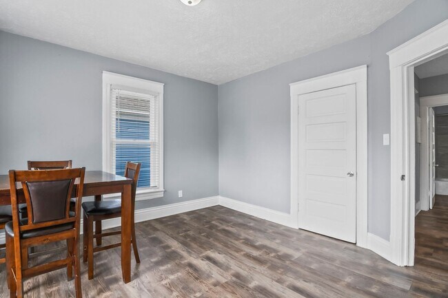 Building Photo - 720 W Edwards St