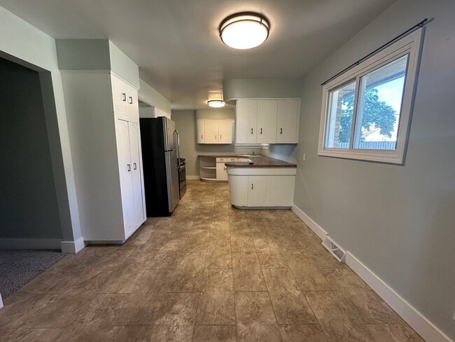Building Photo - Three Bedroom Single Family Home on NW Side!