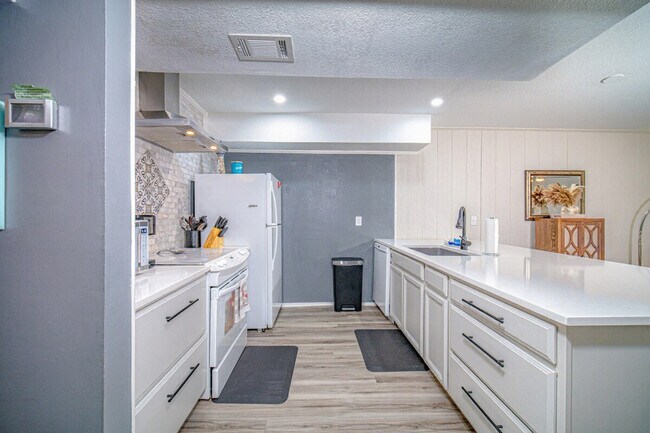 Building Photo - 1902 Bayhouse Dr