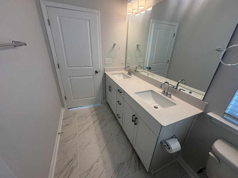 Building Photo - Room in Townhome on White Oak Gdn Wy