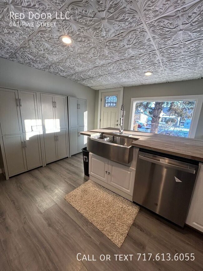 Building Photo - 641 Pine St