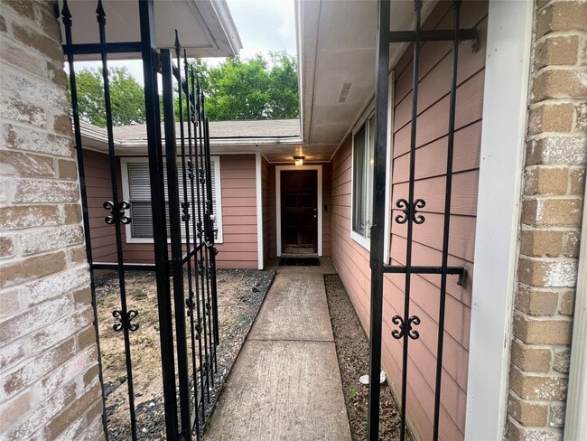 Building Photo - 1202 Manorglen Dr