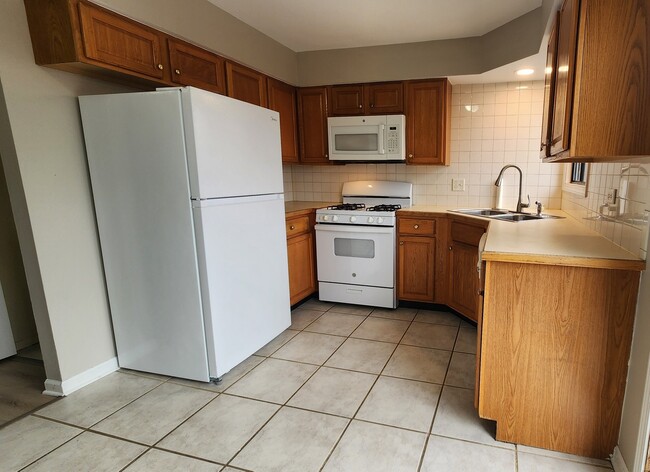 Building Photo - 400 Echo Ln